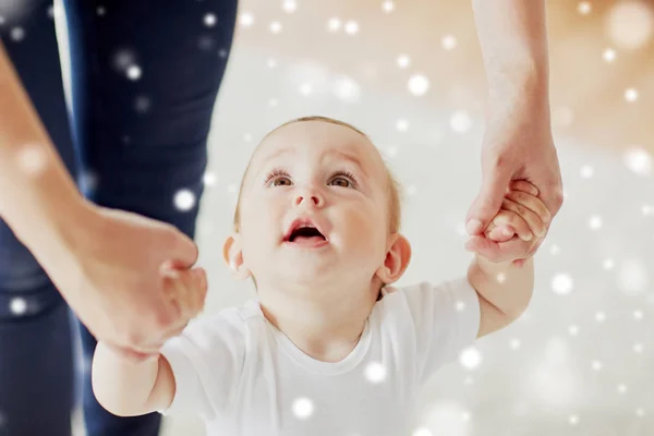 Happy baby leren lopen met hulp van de moeder — Stockfoto