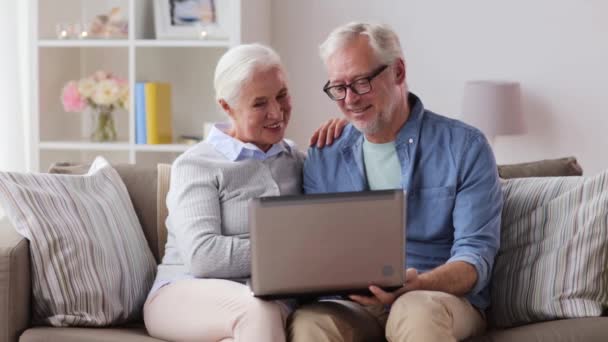 Pasangan senior memiliki video chat di laptop di rumah — Stok Video