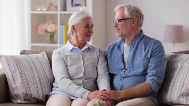 Heureux couple aîné étreignant à la maison — Video