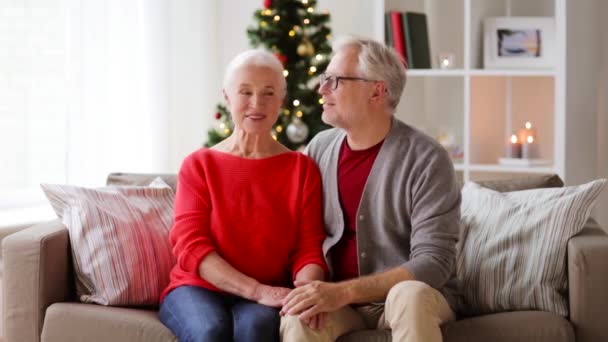 Pareja mayor abrazándose y besándose en Navidad — Vídeo de stock