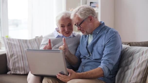 Pareja de ancianos que tienen chat de vídeo en el ordenador portátil en casa — Vídeos de Stock