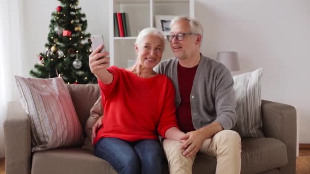 Lyckliga senior paret tar jul selfie — Stockvideo