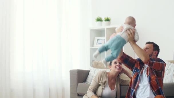 Glad mamma och pappa leker med barnet hemma — Stockvideo