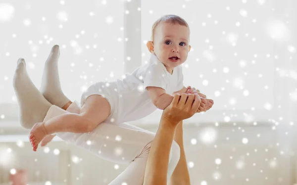 Mãe feliz brincando com o bebê em casa — Fotografia de Stock