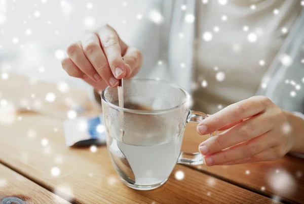 薬をカップでスプーンでかき混ぜ病気の女性 — ストック写真