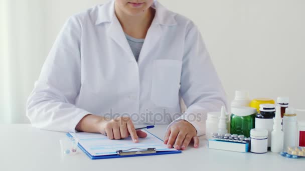 Médico colocando pílulas em copo de medicina no hospital — Vídeo de Stock