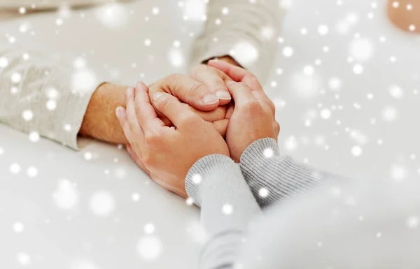 Primo piano di vecchio e giovane donna che si tiene per mano — Foto Stock