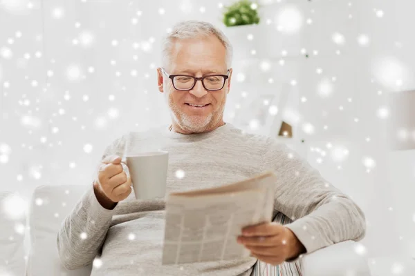 Ανώτερος άνθρωπος σε γυαλιά ανάγνωσης εφημερίδων στο σπίτι — Φωτογραφία Αρχείου