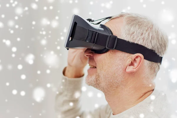 Hombre viejo en auriculares de realidad virtual o gafas 3d —  Fotos de Stock