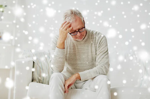 Uomo anziano che soffre di mal di testa a casa — Foto Stock