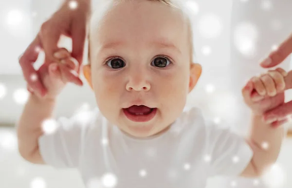 Mutlu bebek anne yardımı ile yürümeyi öğrenme — Stok fotoğraf