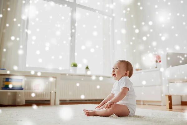 快乐的男婴或女婴坐在家里的地板上 — 图库照片