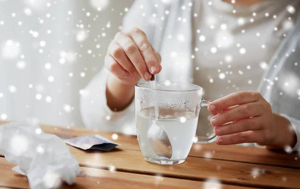 Хвора жінка перемішує ліки в чашці з ложкою — стокове фото