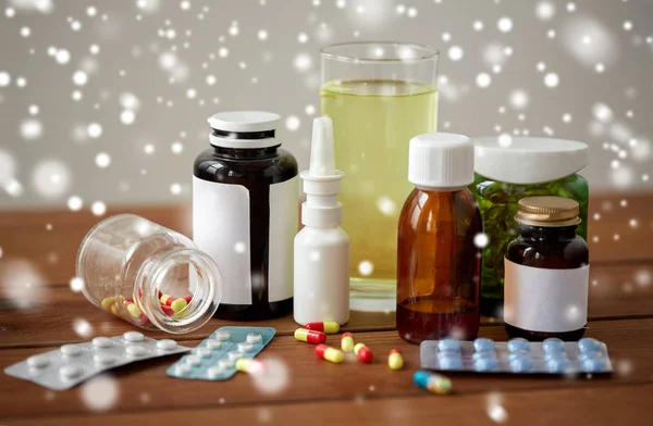 Medicina e farmaci sul tavolo di legno — Foto Stock