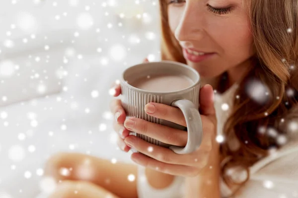 Nahaufnahme einer glücklichen Frau mit einer Tasse Kakao zu Hause — Stockfoto