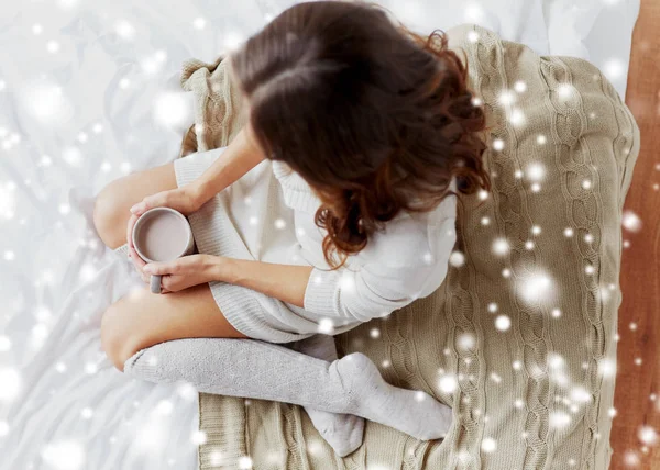 Крупным планом женщина с какао чашки в постели у себя дома — стоковое фото
