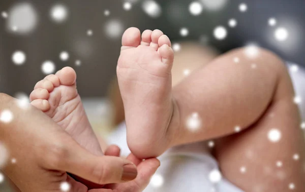 Close up of newborn baby feet in mother hands — Stock Photo, Image