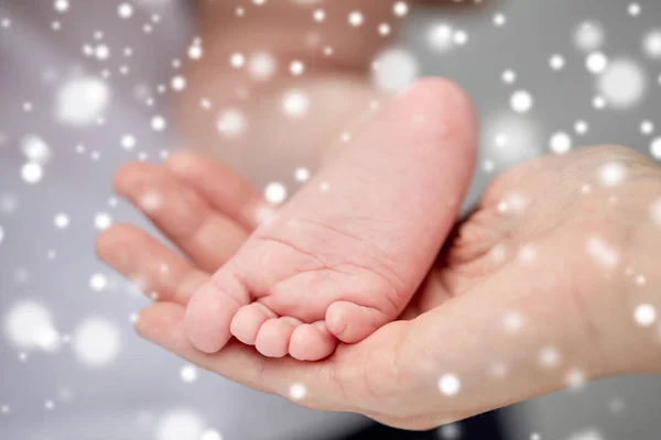 Close up of newborn baby feet in mother hands — Stock Photo, Image