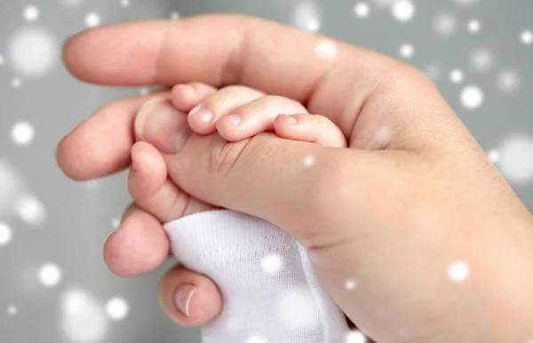 Κοντινό πλάνο του χέρια μητέρα και νεογέννητο μωρό — Φωτογραφία Αρχείου