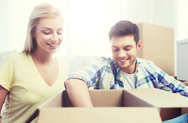 Sonriente pareja con grandes cajas moviéndose a nuevo hogar —  Fotos de Stock