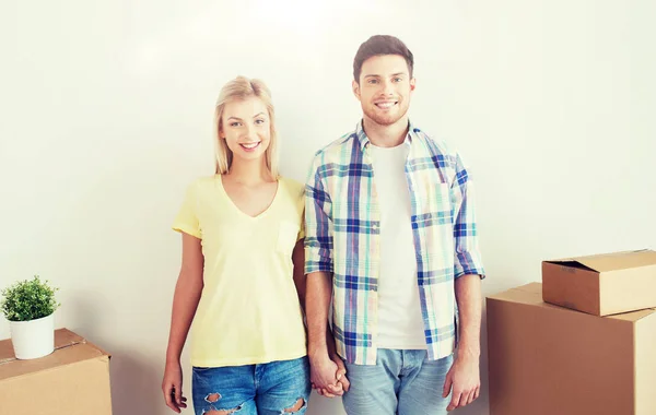 Sonriente pareja con grandes cajas moviéndose a nuevo hogar —  Fotos de Stock