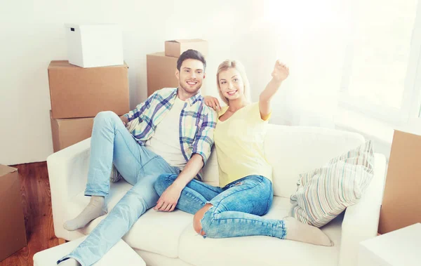 Couple avec des boîtes déménageant dans une nouvelle maison et rêvant — Photo