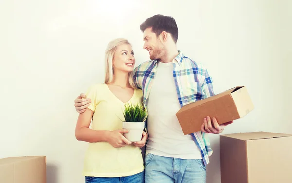 Sonriente pareja con grandes cajas moviéndose a nuevo hogar —  Fotos de Stock