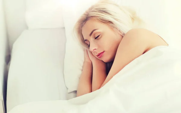 Genç kadın evde yatakta yatak uyku — Stok fotoğraf