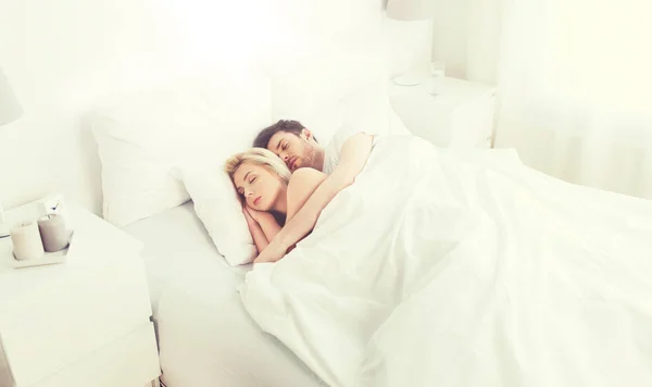 Casal feliz dormindo na cama em casa — Fotografia de Stock