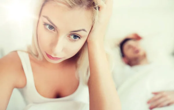 Mujer despierta con insomnio en la cama — Foto de Stock