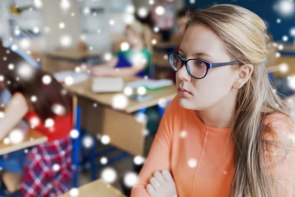 Étudiante fille en lunettes à l'école leçon — Photo