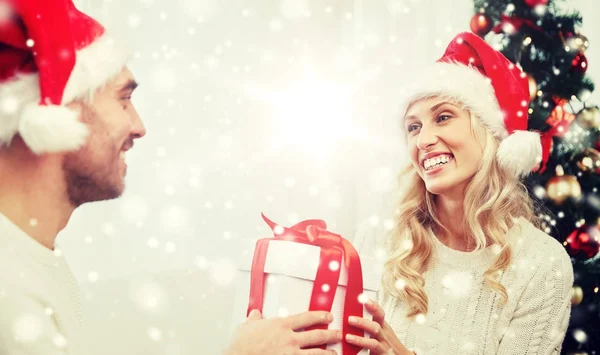 Happy couple at home with christmas gift box — Stock Photo, Image