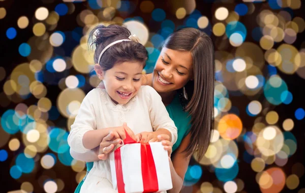 Ευτυχισμένη μητέρα και κόρη κορίτσι με το κιβώτιο δώρων — Φωτογραφία Αρχείου