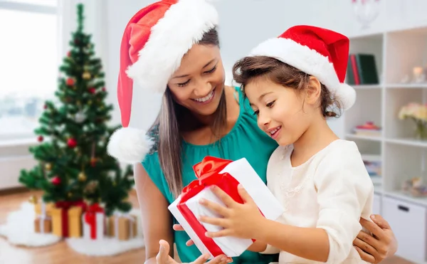 Gelukkig moeder en dochter met de gift van Kerstmis — Stockfoto