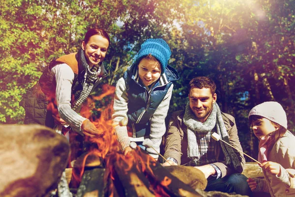 Familia feliz asado malvavisco sobre fogata — Foto de Stock