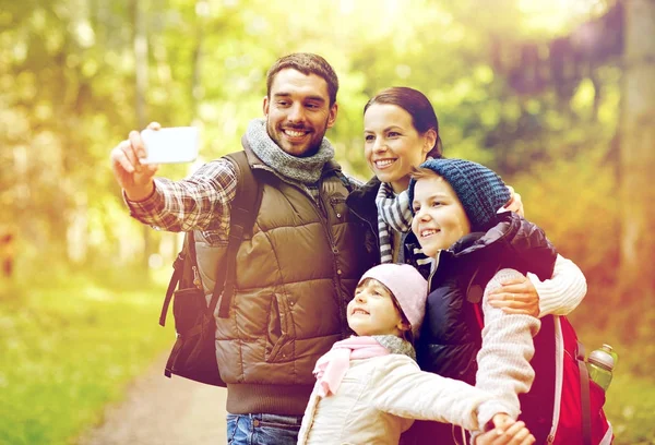 Famiglia con zaini scattare selfie da smartphone — Foto Stock