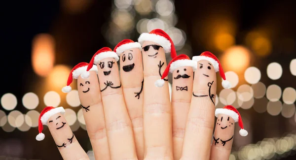 Close-up de dedos em chapéus de santa no Natal — Fotografia de Stock