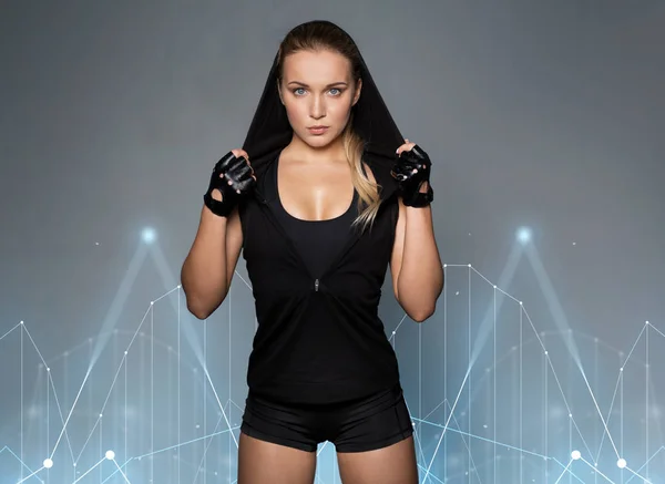 Ung kvinna i svart sportkläder poserar — Stockfoto