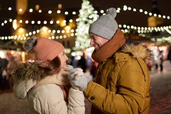 Heureux couple tenant la main à l'arbre de Noël — Photo