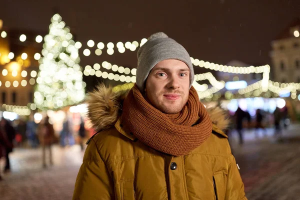 Homme heureux en vêtements d'hiver au marché de Noël — Photo