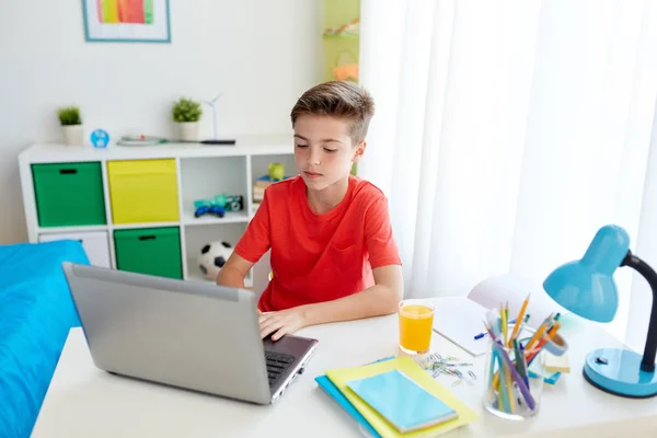 Μαθητής αγόρι δακτυλογράφηση σε φορητό υπολογιστή στο σπίτι — Φωτογραφία Αρχείου