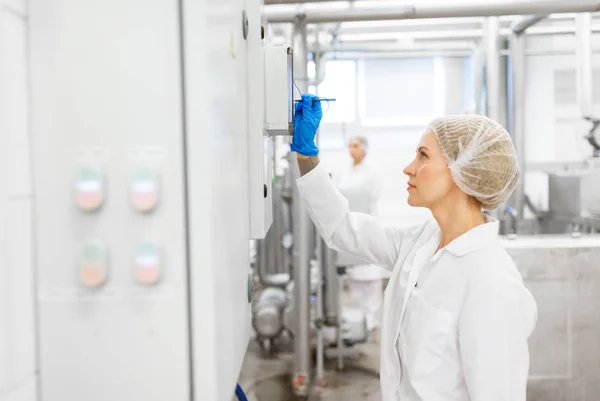 Computadora de programación de mujer en fábrica de helados — Foto de Stock