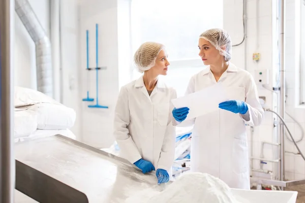 Dondurma fabrikasında çalışan kadın teknoloji — Stok fotoğraf