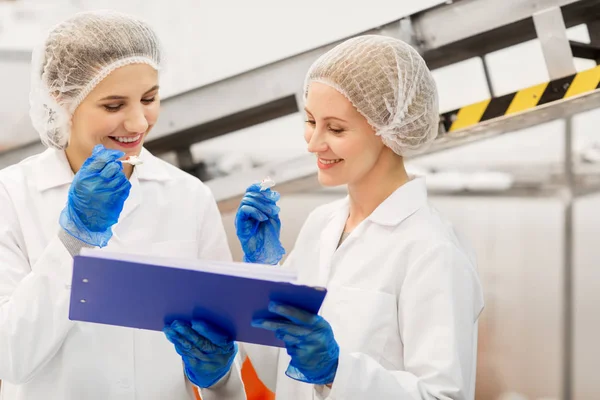 Kobiet technologów degustacja lody w fabryce — Zdjęcie stockowe