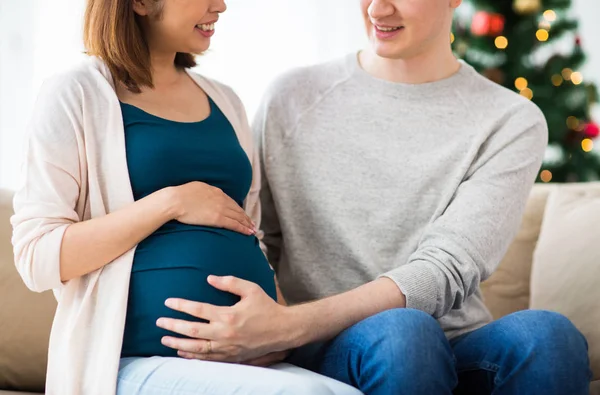 Närbild av man och gravid kvinna vid jul — Stockfoto