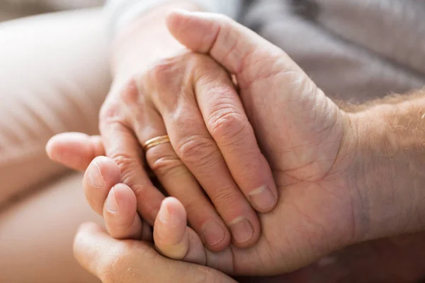 Primo piano di coppia anziana che si tiene per mano — Foto Stock