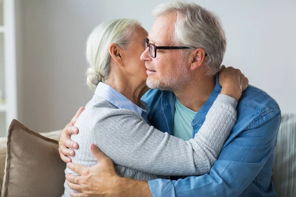 Feliz casal sênior abraçando em casa — Fotografia de Stock