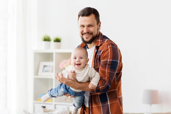 Feliz padre con pequeño niño en casa —  Fotos de Stock