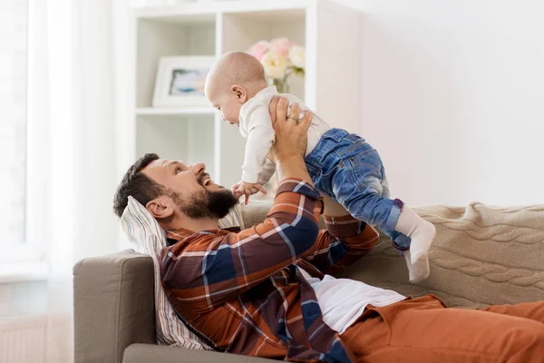 Lycklig far med liten pojke hemma — Stockfoto