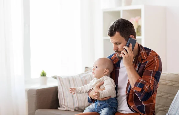 Отец с ребенком звонит на смартфон дома — стоковое фото